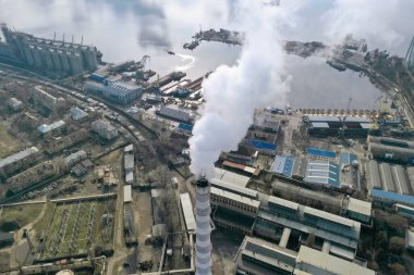 Havayı dumanla kirletmek, endüstriyel fabrikanın hava manzarası. CO2 emisyonları