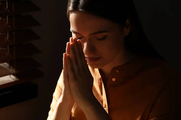 Religiös Ung Kvinna Med Knäppta Händer Ber Inomhus Närbild — Stockfoto