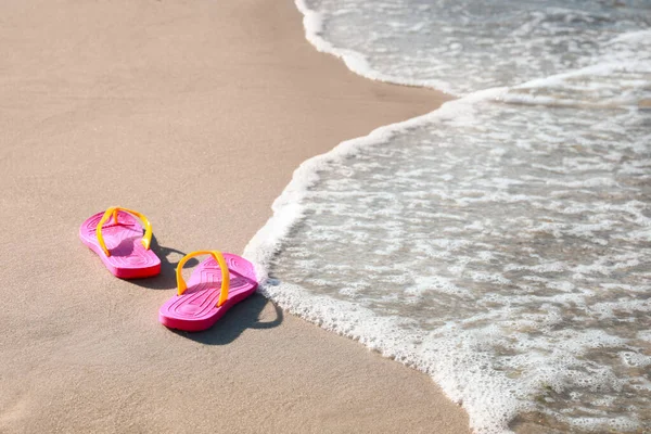 Paar Stylische Flip Flops Strand — Stockfoto