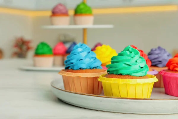 Leckere Cupcakes Mit Bunter Sahne Auf Weißem Tisch — Stockfoto