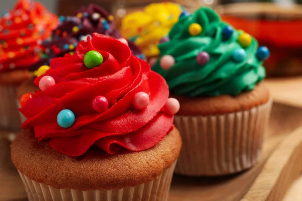Deliciosos Cupcakes Com Creme Colorido Polvilhas Close — Fotografia de Stock