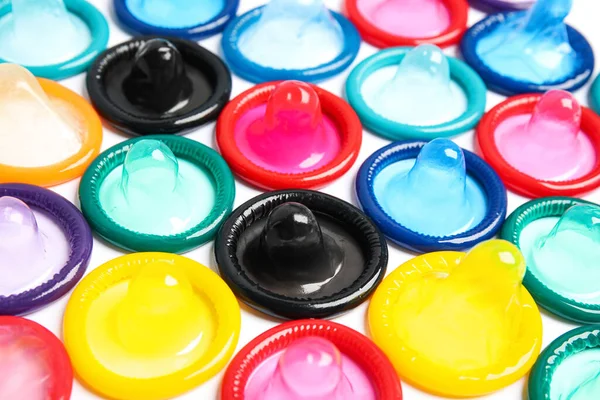 Desempaquetado Condones Colores Sobre Fondo Blanco Primer Plano Sexo Seguro —  Fotos de Stock
