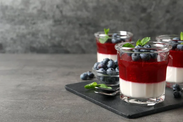 Lahodná Panna Cotta Ovocnými Coulis Čerstvými Borůvkami Podávanými Šedém Stole — Stock fotografie