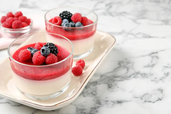 Läcker Panna Cotta Med Fruktcoulis Och Färska Bär Serveras Vitt — Stockfoto