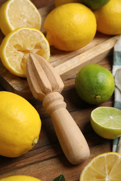 Exprimidor Con Limones Sobre Mesa Madera Primer Plano — Foto de Stock