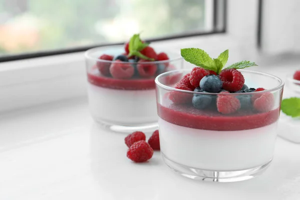 Leckere Panna Cotta Mit Beeren Auf Der Fensterbank — Stockfoto