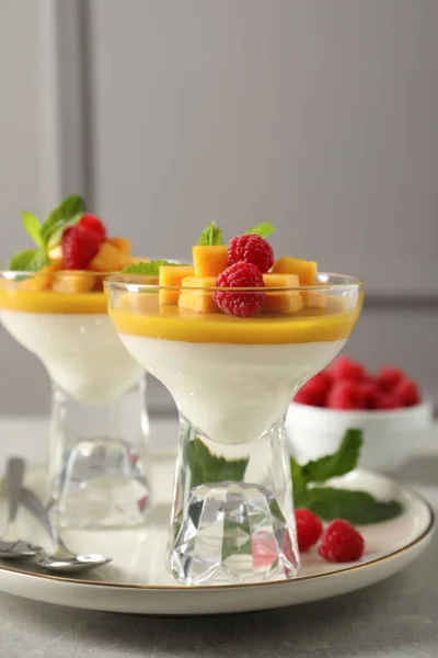 Deliciosa Panna Cotta Con Mango Frambuesas Sobre Mesa Gris — Foto de Stock