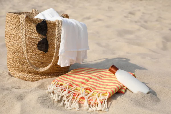 Sac Plage Serviette Couverture Lunettes Soleil Crème Solaire Sur Sable — Photo