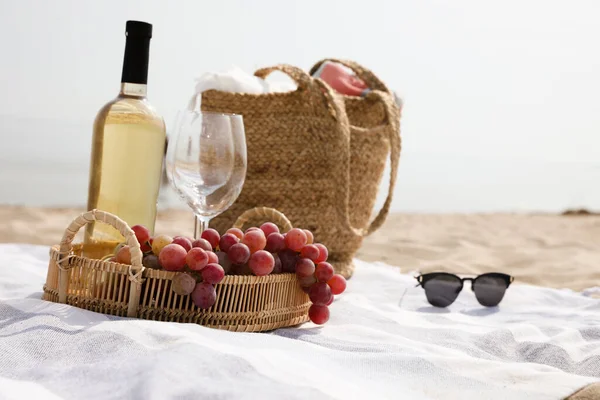 Torba Koc Wino Inne Rzeczy Piknik Plażowy Piaszczystym Wybrzeżu — Zdjęcie stockowe