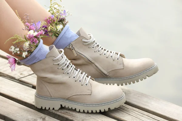 Mulher Sentada Cais Madeira Com Flores Meias Livre Close — Fotografia de Stock