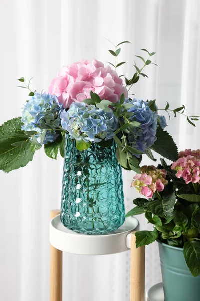 Schöne Hortensienblüten Der Vase Stand Drinnen — Stockfoto