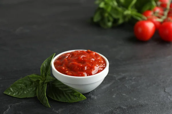 Köstliche Adjika Sauce Schüssel Mit Basilikum Auf Schwarzem Tisch — Stockfoto