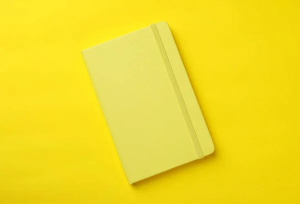 Novo Planejador Elegante Com Capa Dura Fundo Amarelo Vista Superior — Fotografia de Stock