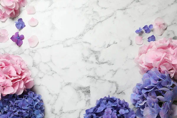 Prachtige Hortensia Bloemen Witte Marmeren Tafel Plat Gelegd Ruimte Voor — Stockfoto
