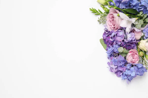 Prachtige Compositie Met Hortensia Bloemen Witte Achtergrond Vlak Gelegd Ruimte — Stockfoto