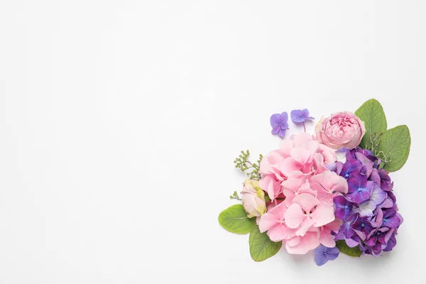 Hermosa Composición Con Flores Hortensia Sobre Fondo Blanco Disposición Plana —  Fotos de Stock