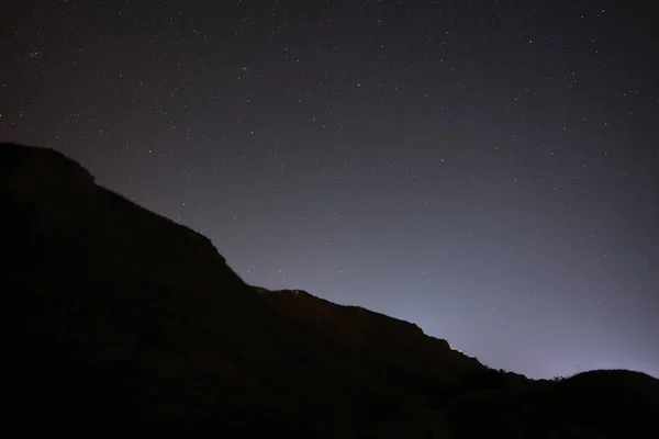 Γραφική Θέα Του Έναστρου Ουρανού Νύχτα Πάνω Από Λόφο — Φωτογραφία Αρχείου