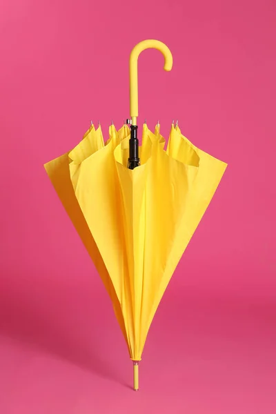 Parapluie Jaune Fermé Élégant Sur Fond Rose — Photo