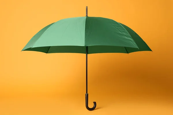 Elegante Guarda Chuva Verde Aberto Fundo Amarelo — Fotografia de Stock