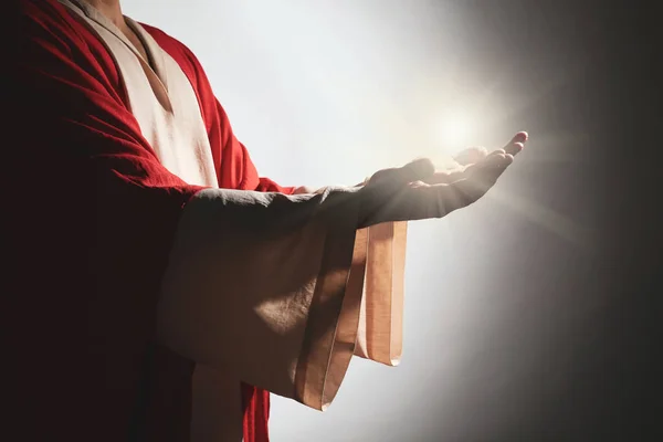 Jesus Cristo Sobre Fundo Cinzento Close Luz Milagrosa Nas Mãos — Fotografia de Stock