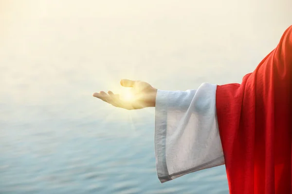 Ісус Христос Біля Води Надворі Змийтеся Чудесне Світло Руці — стокове фото