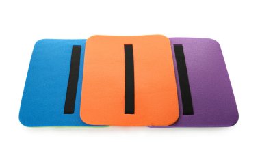 Beyaz üzerine izole edilmiş parlak köpüklü turist koltuğu minderleri.