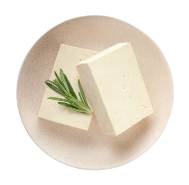 Lezzetli çiğ tofu ve biberiye tabağı beyaz, üst manzara.