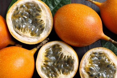 Lezzetli olgun granadillalar Tahta masada, düz yatıyordu