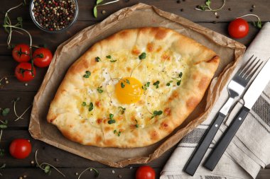 Taze lezzetli Adjarian Khachapuri ahşap masada servis edilir.