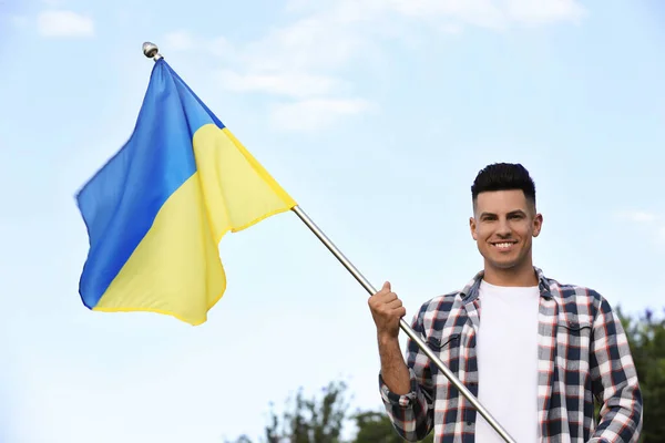 Homem Com Bandeira Nacional Ucrânia Livre — Fotografia de Stock