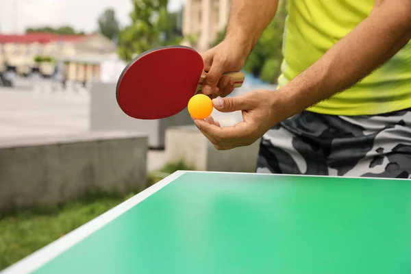 Man Spelar Pingis Utomhus Sommardagen Närbild — Stockfoto