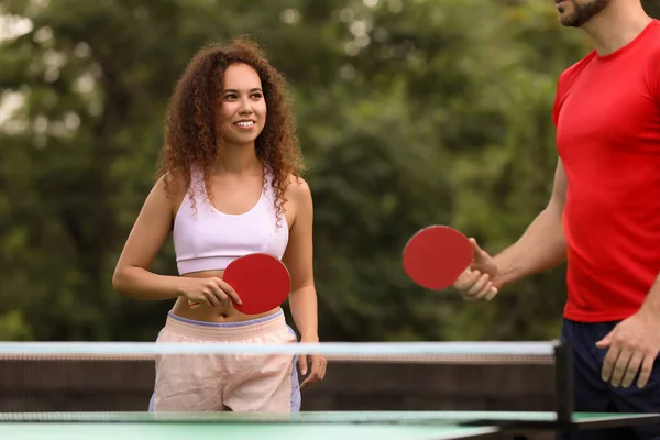 Amigos Jugando Ping Pong Aire Libre Día Verano —  Fotos de Stock