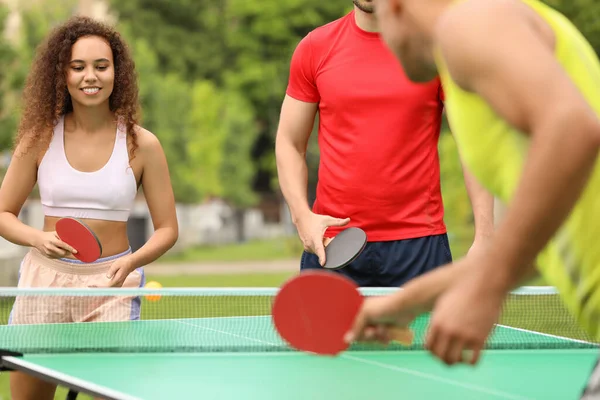 Amigos Jugando Ping Pong Aire Libre Día Verano —  Fotos de Stock