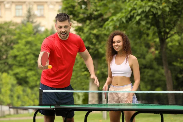 Vrienden Spelen Ping Pong Buiten Zomerdag — Stockfoto