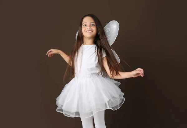 Nettes Kleines Mädchen Feenkostüm Mit Weißen Flügeln Auf Braunem Hintergrund — Stockfoto