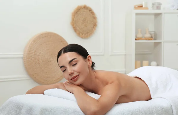 Bela Jovem Mulher Relaxante Salão Spa — Fotografia de Stock