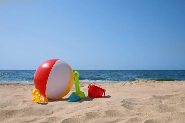 Veel Verschillende Zand Speelgoed Strandbal Buurt Van Zee Ruimte Voor — Stockfoto