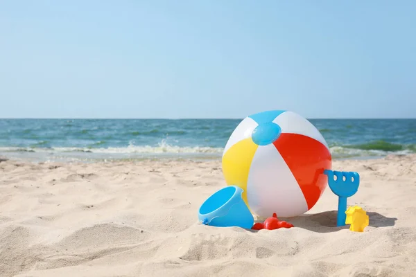 Mnoho Různých Písečných Hraček Plážový Míč Moře Prostor Pro Text — Stock fotografie