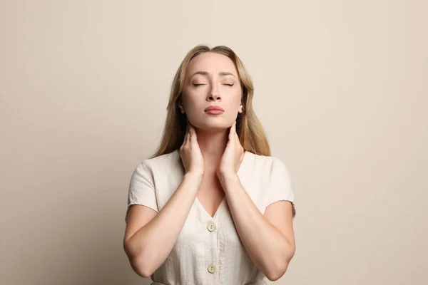 Mujer Joven Haciendo Autoexamen Tiroides Fondo Beige — Foto de Stock