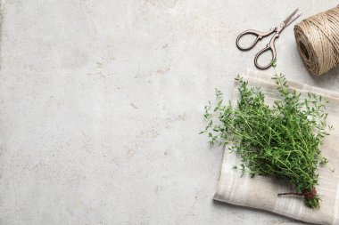 Bir demet aromatik kekik, makas ve sicim ışık masasında, düz yerde. Metin için boşluk