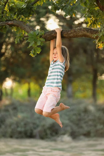 밖에서 배회하는 귀여운 자녀가 자연계에서 시간을 보내는 — 스톡 사진