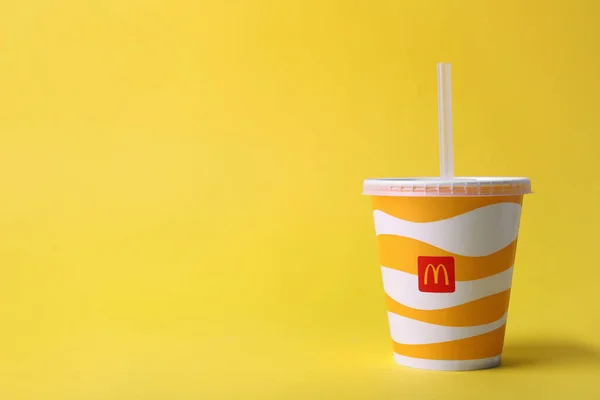 Mykolaiv Ucrania Agosto 2021 Bebida Fría Mcdonald Sobre Fondo Amarillo —  Fotos de Stock