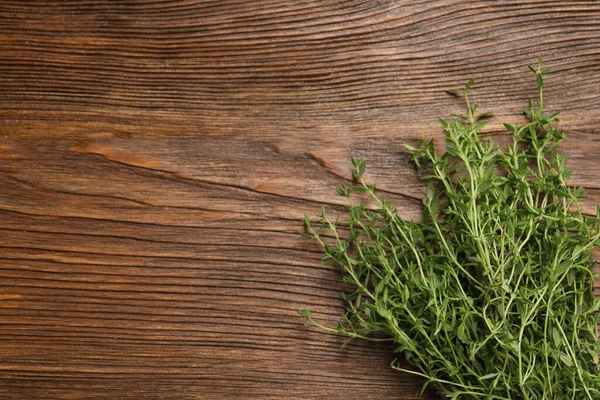 Ein Bündel Aromatischer Thymian Auf Einem Holztisch Von Oben Betrachtet — Stockfoto