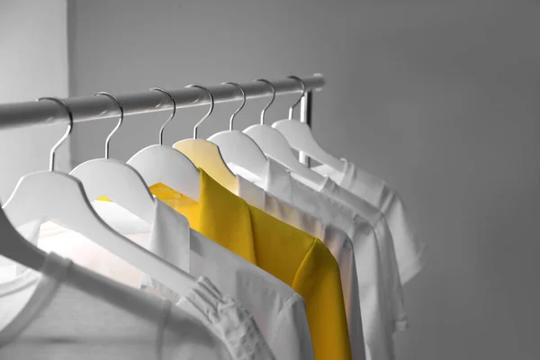 Sarı Ceket Diğer Kıyafetlerin Arasında Askıda Asılı Duruyor Çeşitlilik Kavramı — Stok fotoğraf