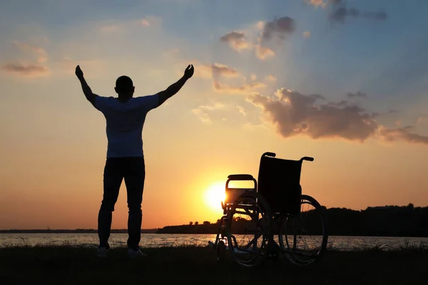 Mann Hebt Bei Sonnenuntergang Die Hände Den Himmel Rückansicht Wunderheilung — Stockfoto