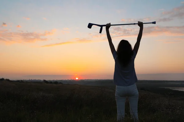 Vrouw Die Handen Opsteekt Met Elleboogkruk Naar Hemel Bij Zonsopgang — Stockfoto