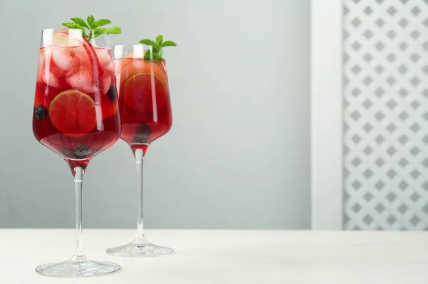 Delicious Red Sangria Φρούτα Λευκό Ξύλινο Τραπέζι Χώρος Για Κείμενο — Φωτογραφία Αρχείου