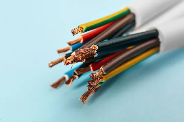 Cabos Com Fios Elétricos Descascados Sobre Fundo Azul Claro Close — Fotografia de Stock