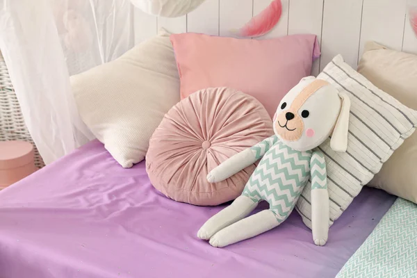 Комфортне Ліжко Подушками Іграшками Кімнаті Дизайн Інтер Єру — стокове фото
