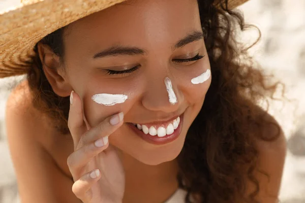 Mooie Afro Amerikaanse Vrouw Met Zon Bescherming Crème Gezicht Zandstrand — Stockfoto